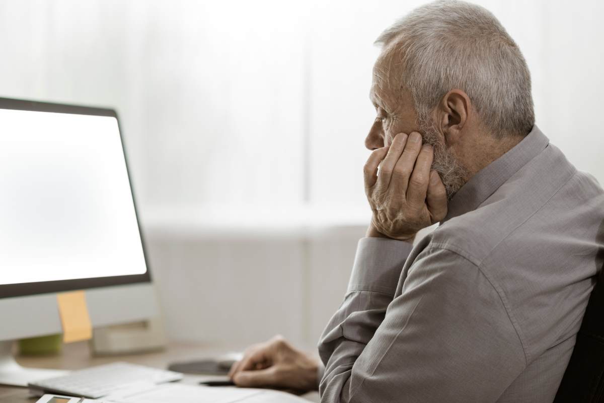 uomo anziano pc 
